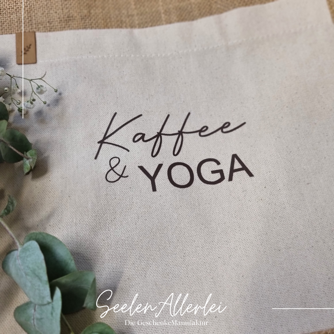 Kaffee & Yoga steht auf einer Tasche in Naturoptik 