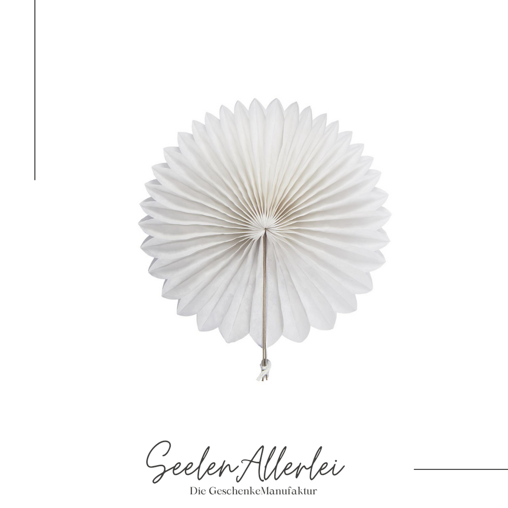 kleines Papierornament zum Hängen vor weißem Hintergrund