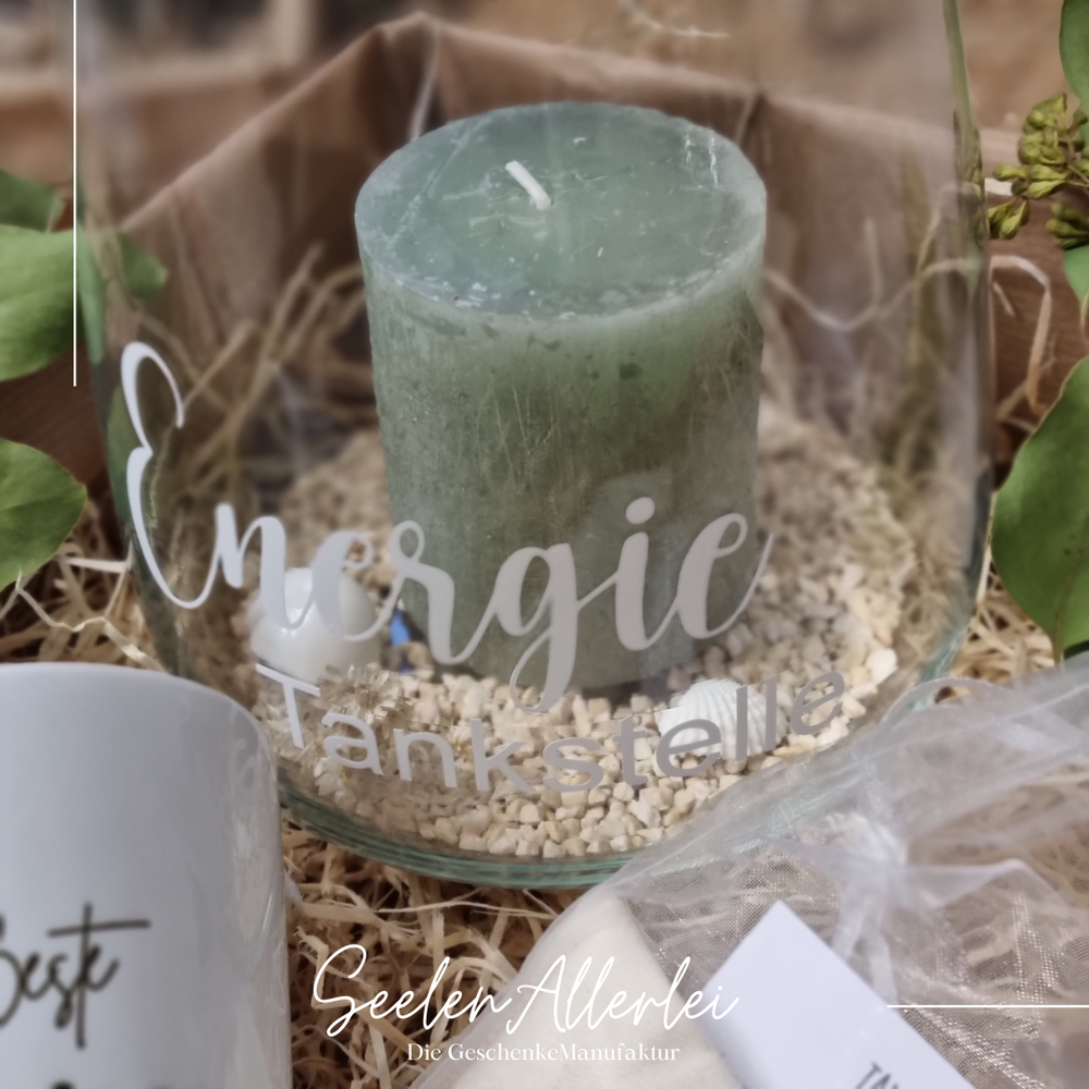 Soulbowl mit der aufschrift Energietankstelle dekoriert mit einer Kerze und Streudeko