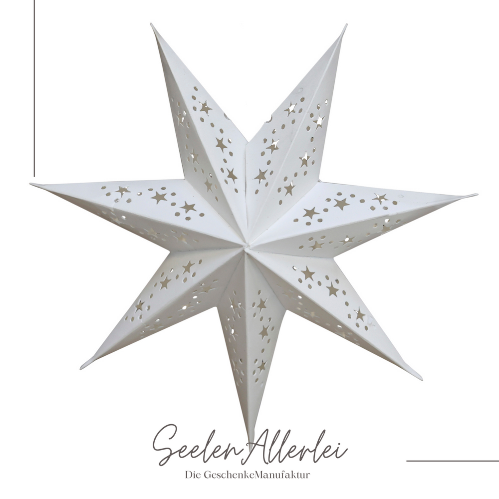 Detailaufnahme kleiner Papierstern in cremeoptik vor weißem hintergrund