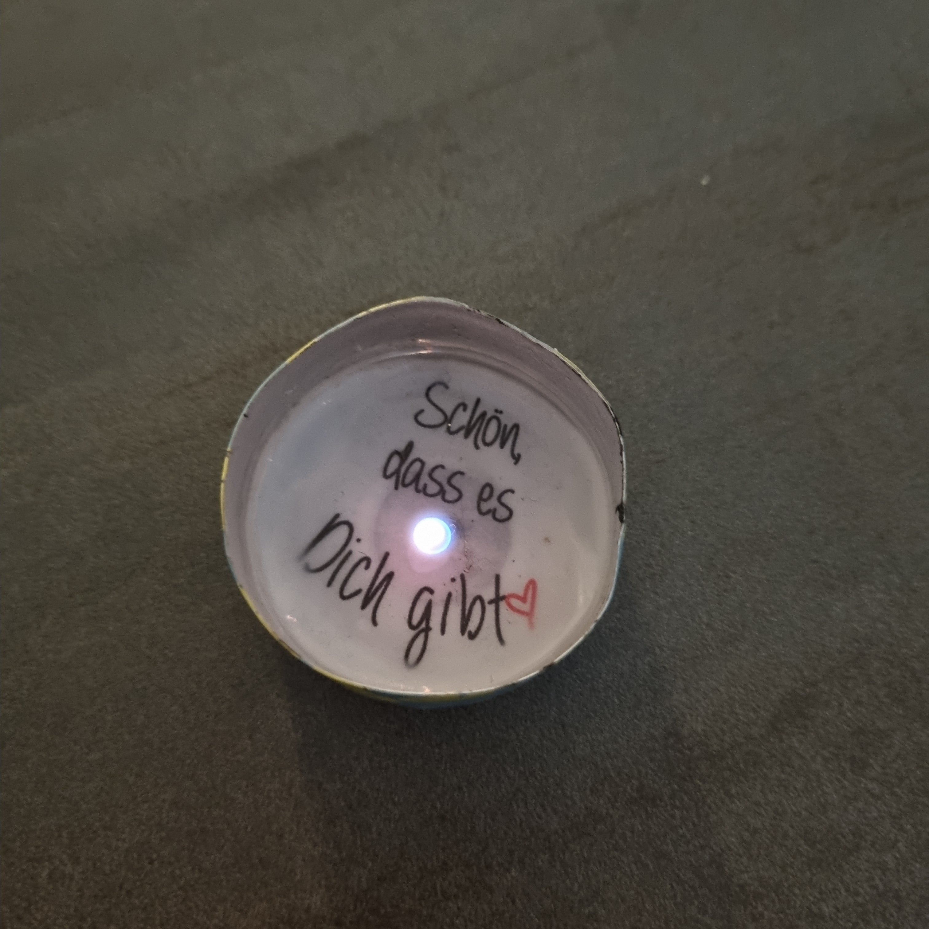 TEELICHT mit Spruch im flüssigen Wachs