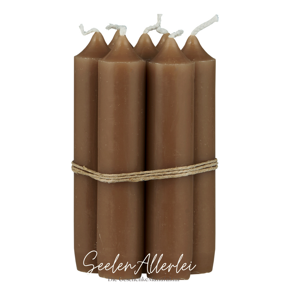 braune Stabkerzen im Bündel vor weißem Hintergrund