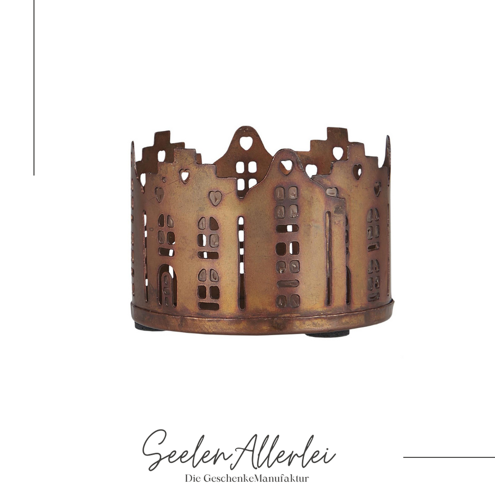 gestanztes Haus mit Häusersilhouette in messingoptik von IB Laursen vor weißem Hintergrund