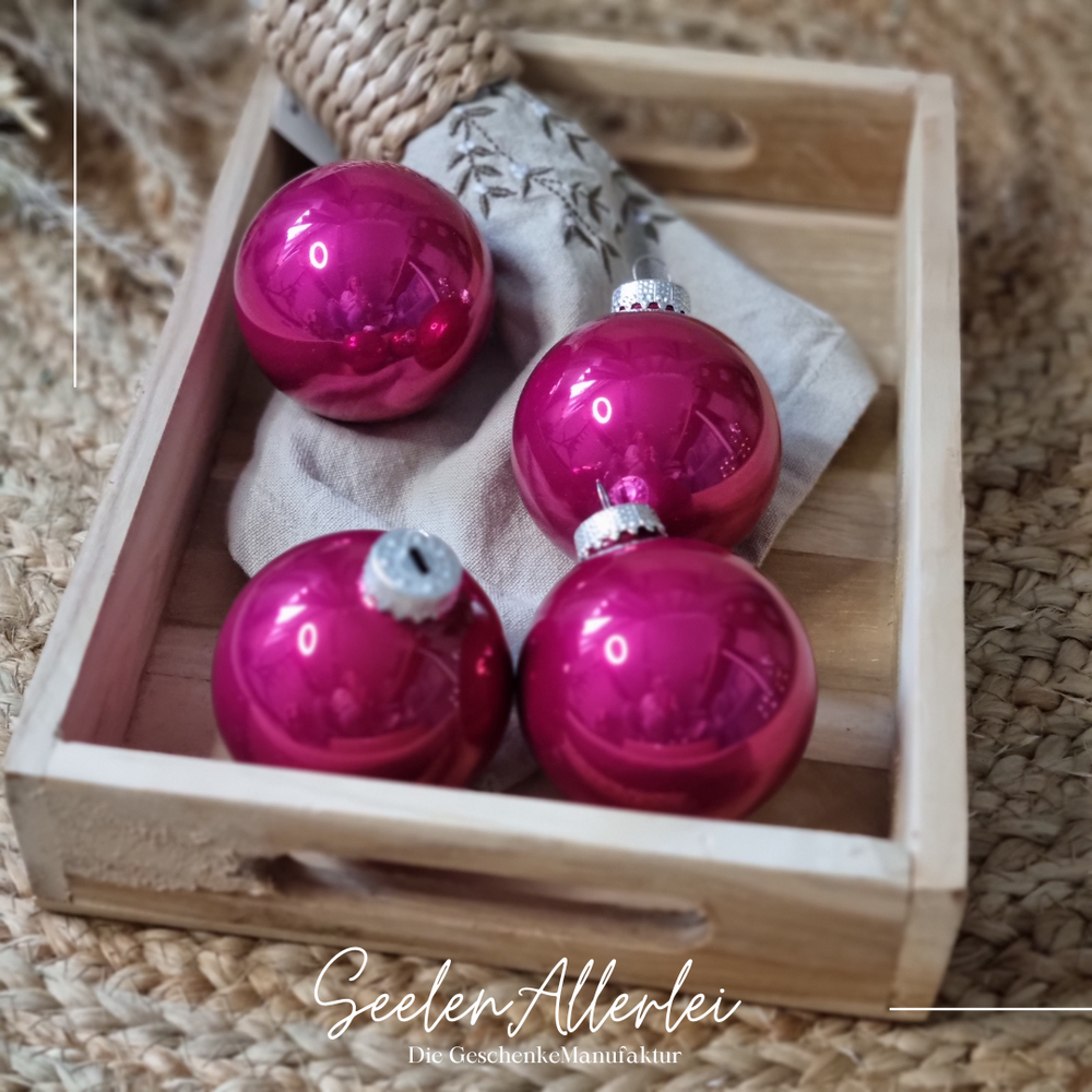 pinke glänzende Baumkugeln 