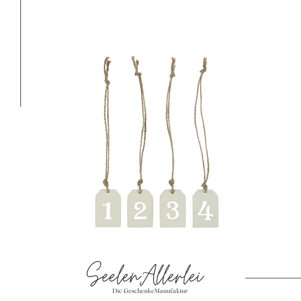 4 metall anhänger weihnachten zahlen 1-4 auf weißem Hintergrund