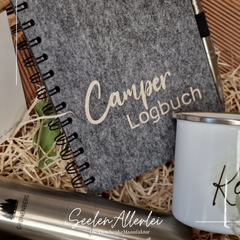 Detailaufnahme der Kladde mit der Aufschrift Camper Logbuch.