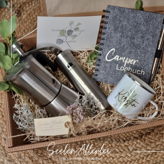 Überraschungsbox gefüllt mit einer Kaffeemühle, dem Espressokocher von Gronenberg, einer Tasse aus Emaille und einem Notizbuch aus Filz.