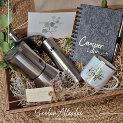 Überraschungsbox gefüllt mit einer Kaffeemühle, dem Espressokocher von Gronenberg, einer Tasse aus Emaille und einem Notizbuch aus Filz.