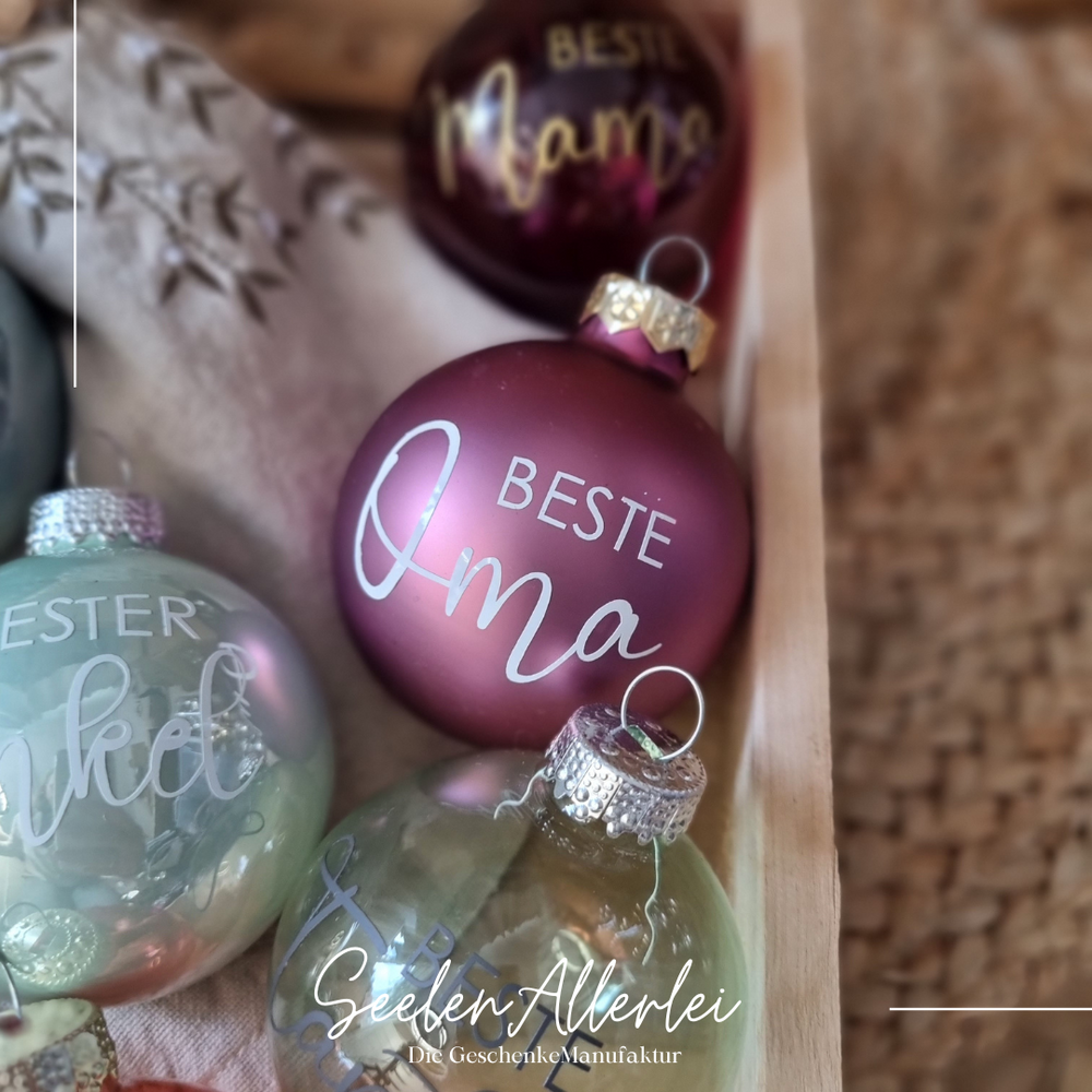 altrosafarbene Christbaumkugel mit der Aufschrift Beste Oma