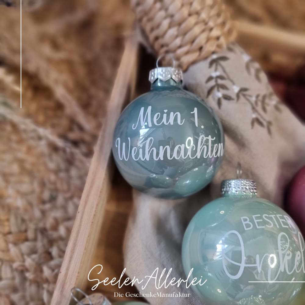 mein 1. Weihnachten steht auf einer türkisfarbenen Weihnachtsbaumkugel