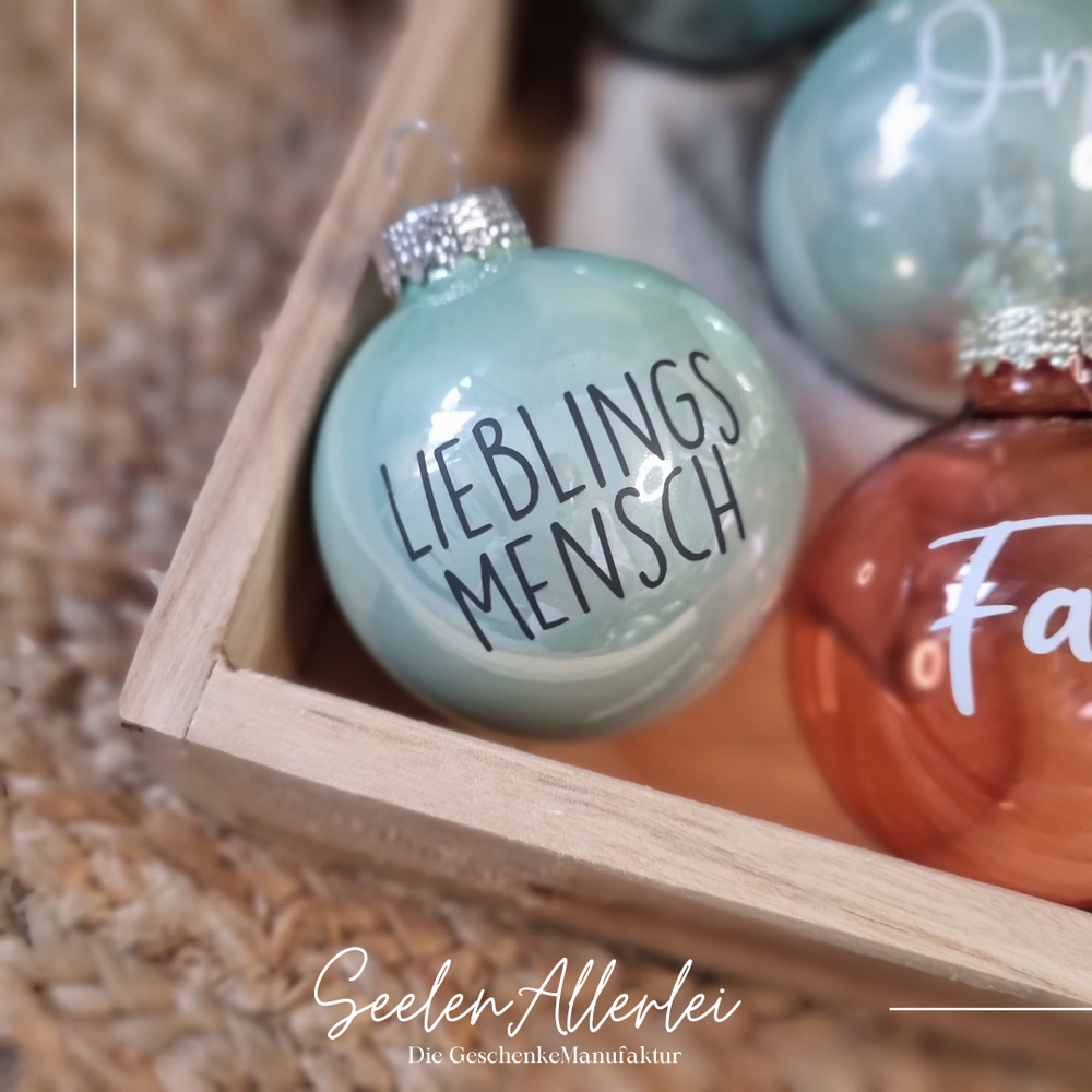 türkisfarbene Weihnachtsbaumkugel in einem Tablett mit der Aufschrift Lieblingsmensch