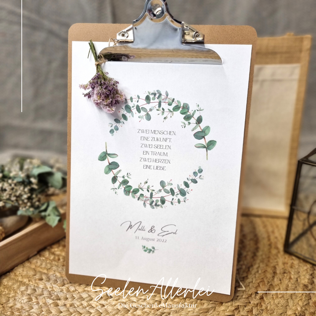 Geschenk zur Hochzeit als Poster mit Namen des Brautpaares und dem Hochzeitsdatum mit Spruch in einem Eukylyptuskranz im Klemmbrett zum Aufhängen
