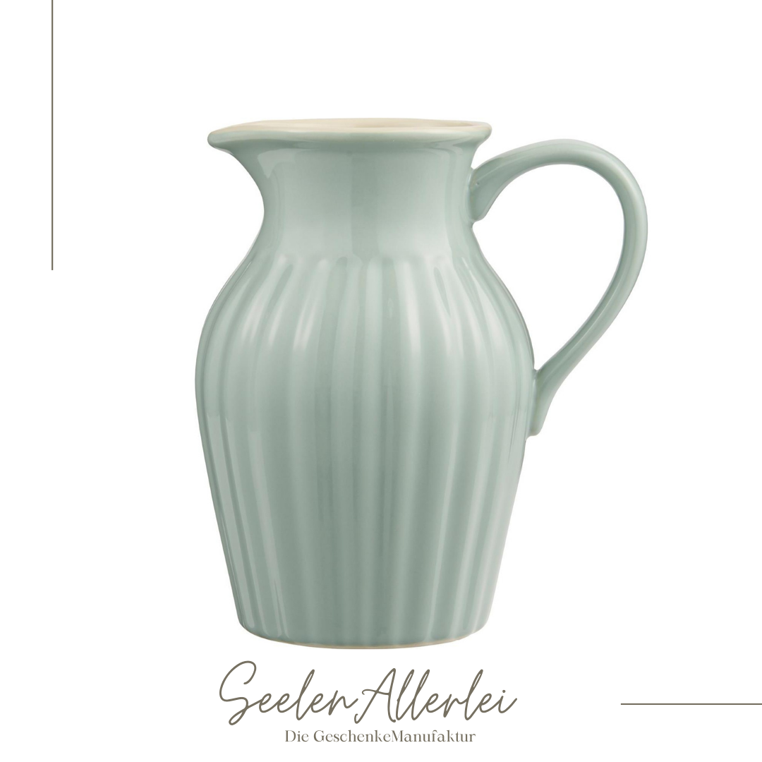 Krug aus der Mynte-Serie von IBLaursen in der Farbe green tea steht vor weißem hintergrund