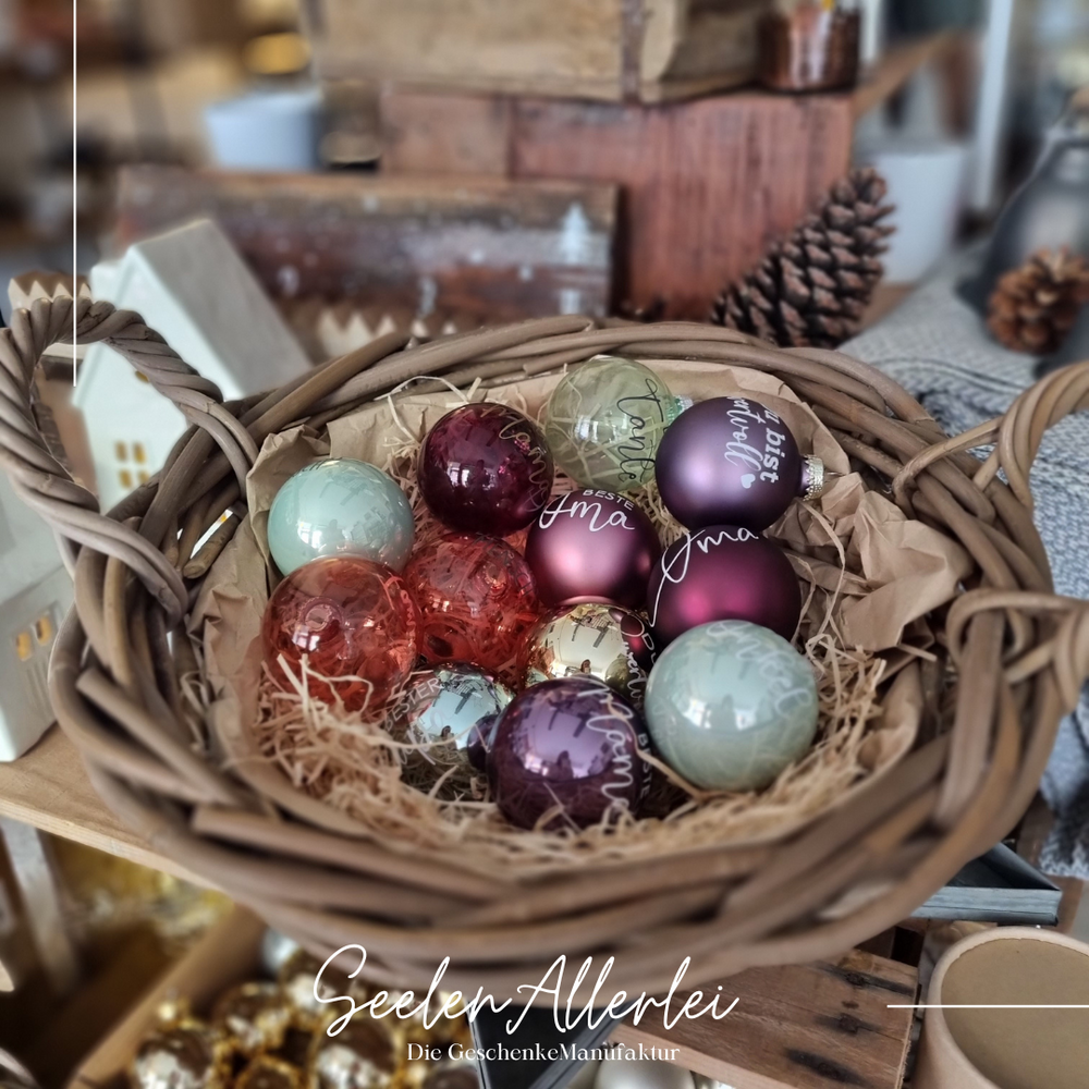 Korb mit Weihnachtsbaumkugeln personalisiert