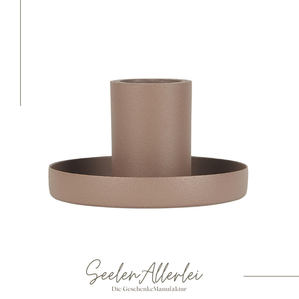 Metallständer für Kerzen in malva vor weißem Hintergrund