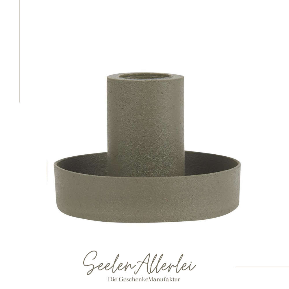 staubig grüner kerzenhalter vor weißem Hintergrund