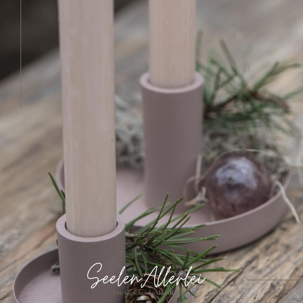 Detailaufnahme Kerzenständer aus metall in der Farbe malva von IBlaursen