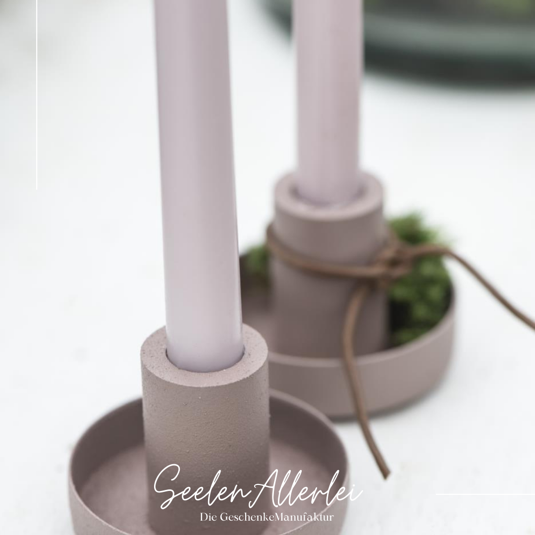 zwei Kerzenständer von IBlaursen in der Farbe malva stehen auf einem weißen Tisch wundervoll dekoriert
