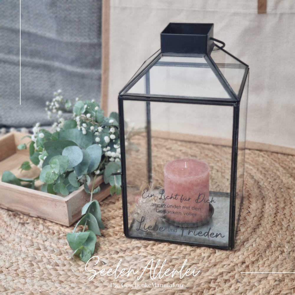 Großaufnahme der Laterne mit dem Aufdruck Licht für dich