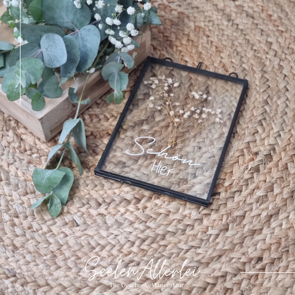 kleiner schwarzer Bilderrahmen mit der Aufschrift Schön hier