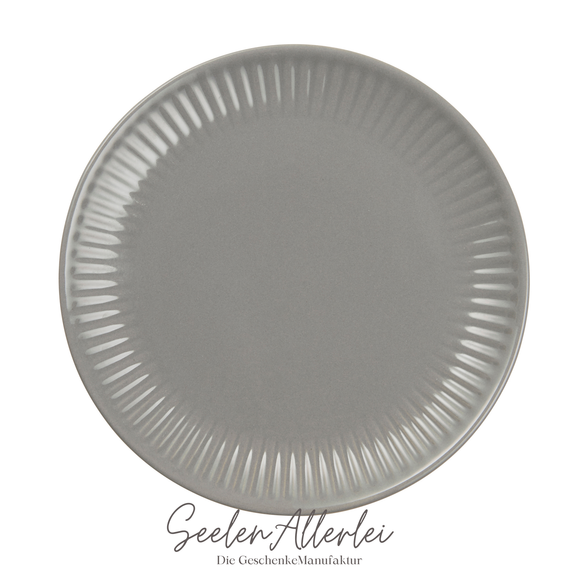 grauer Teller auf weißem Hintergrund von Ib Laursen