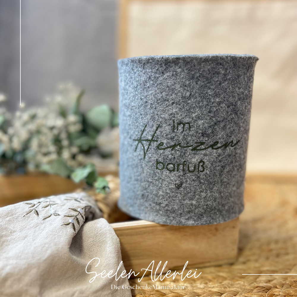 Im Herzen barfuß Dose mit Filz als Aufbewahrung steht auf einem holztablett zur Dekoration