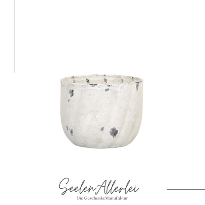 Detailaufnahme Kerzenhalter in creme vor weißem Hintergrund