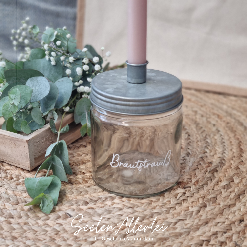 Brautstrauß steht auf einem Kerzenglas mit  Metalldeckel