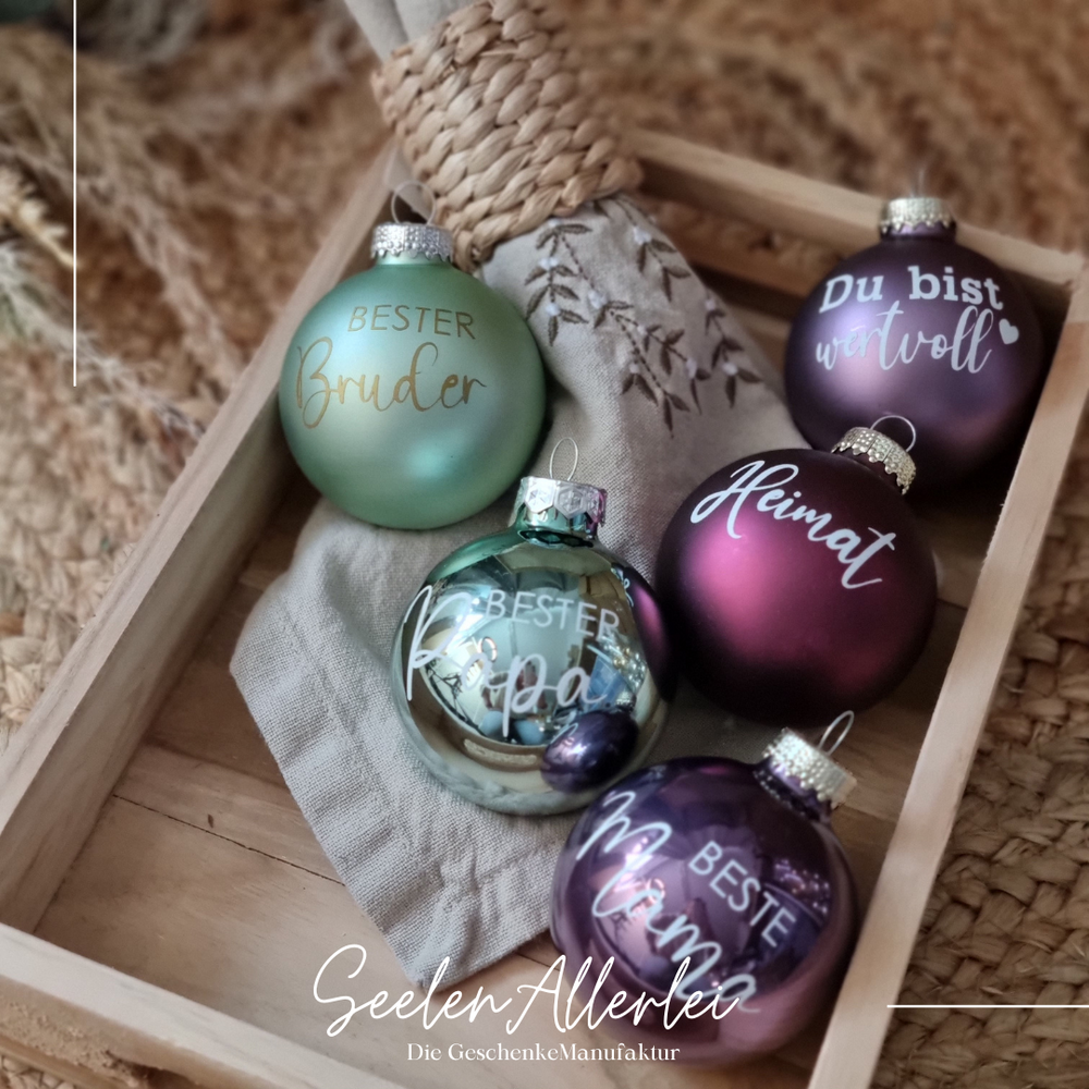 mehrere Beispiele für personalisierte Christbaumkugeln