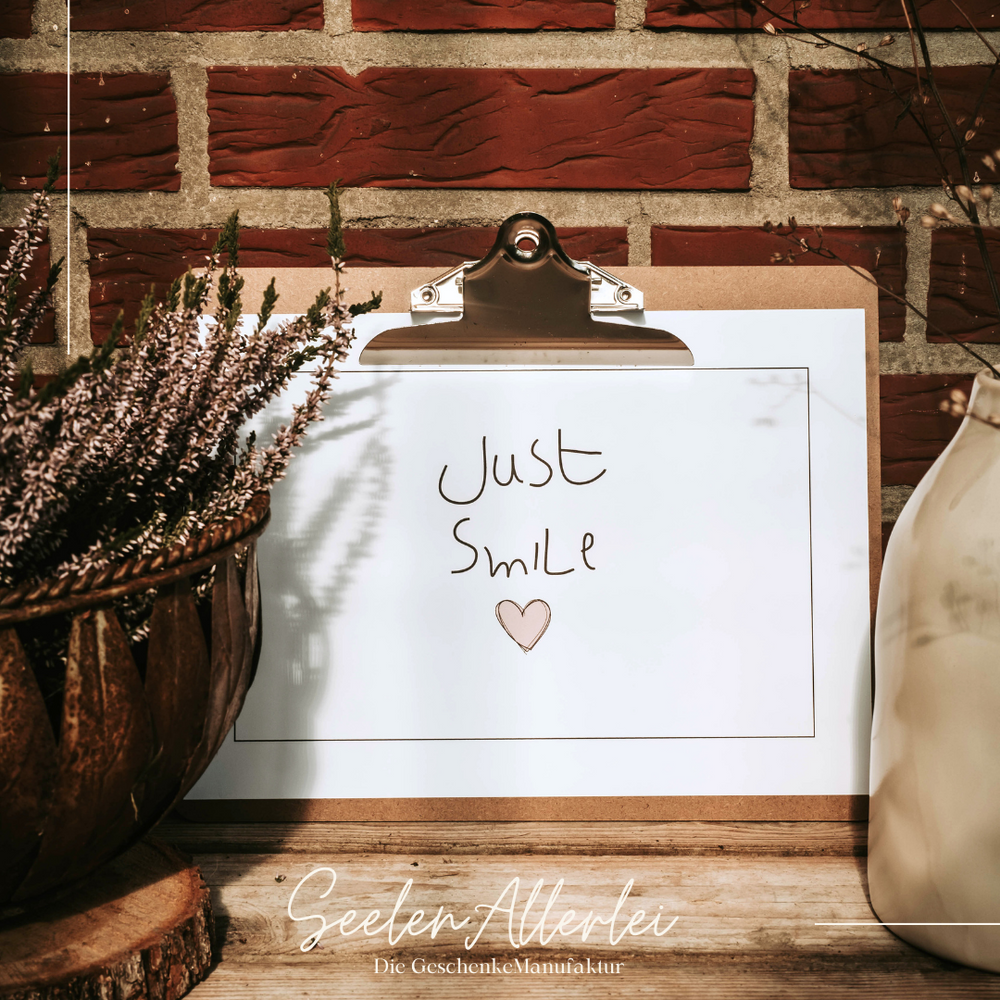 Just smile mit Herz Kunstdruck im Klemmbrett