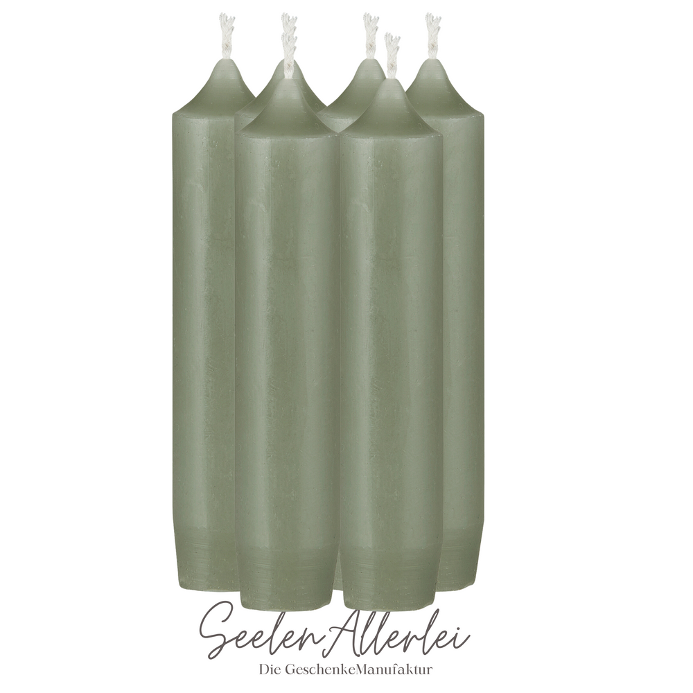 Stabkerze in graugrün vor weißem Hintergrund