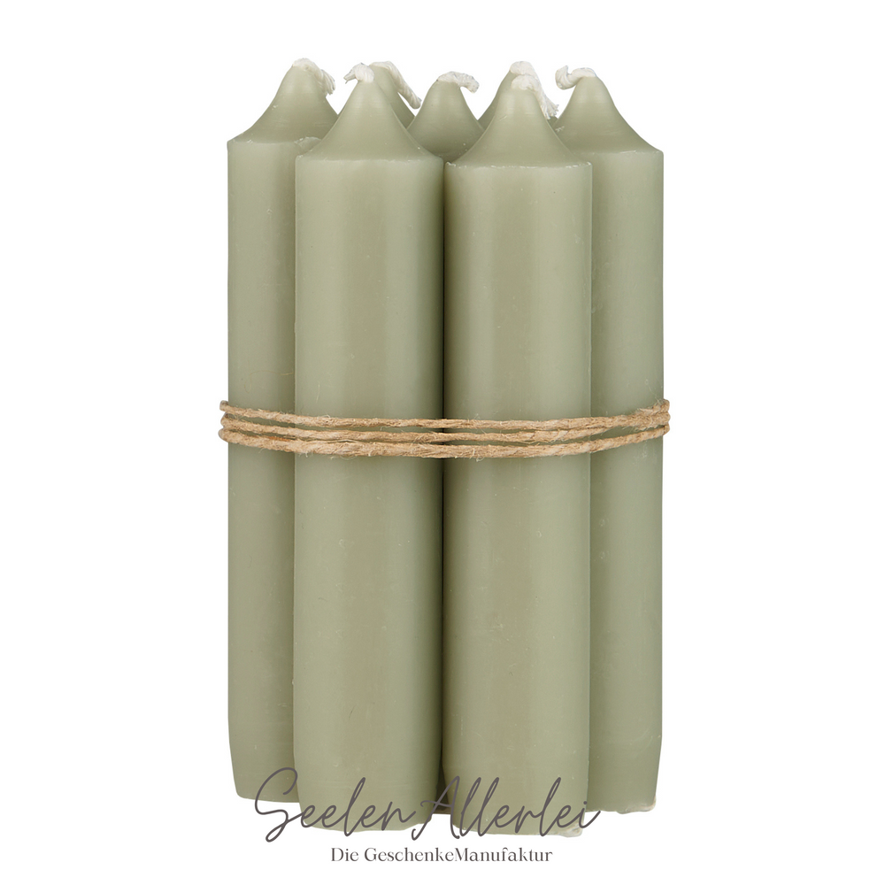 Stabkerzen in der Farbe staubig grün von IB Laursen im 6er Pack zusammengebunden
