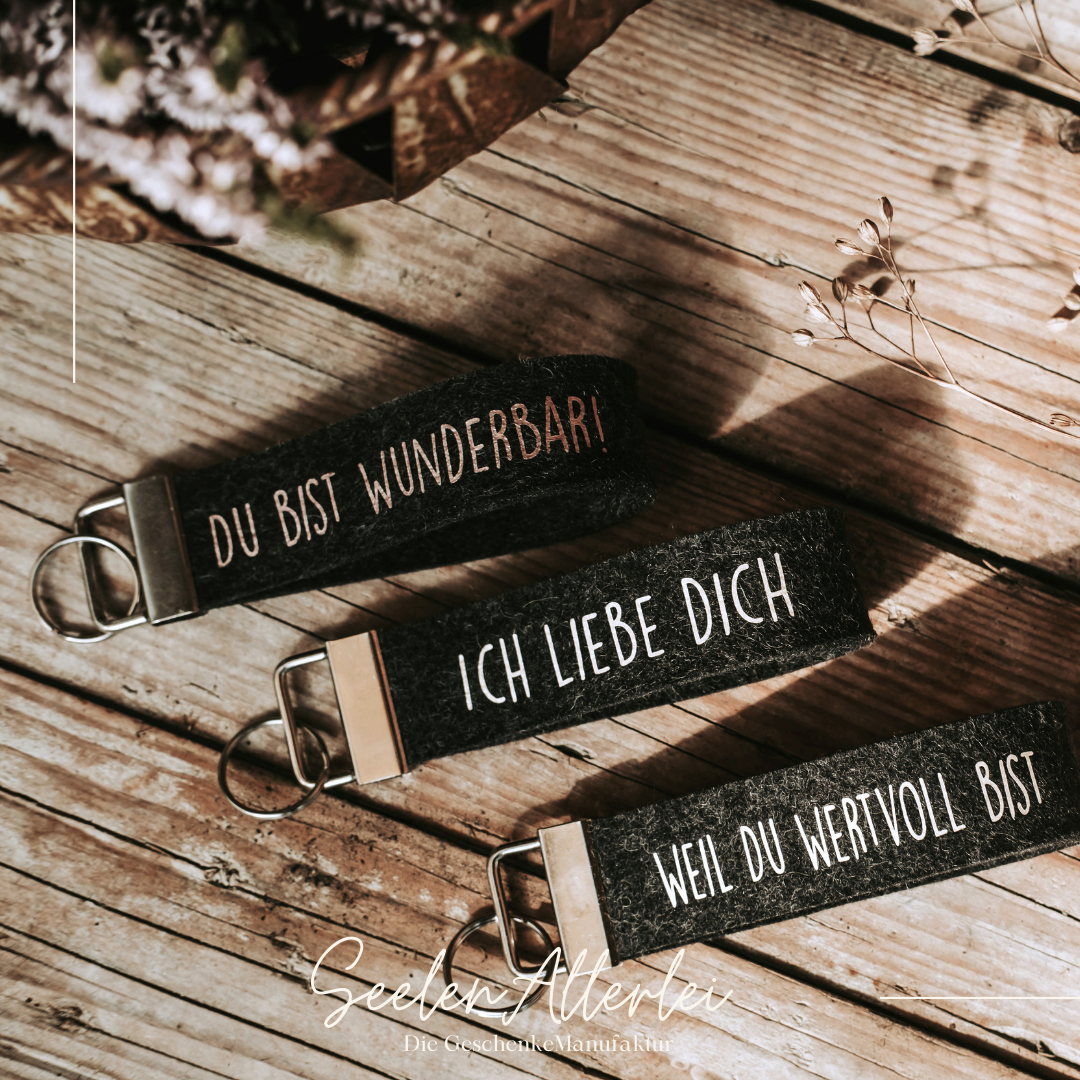 Du bist wunderbar | ich liebe dich | weil Du wertvoll bist  stehen auf einem Schlüsselanhänger aus Baumwollfilz in grauer Optik