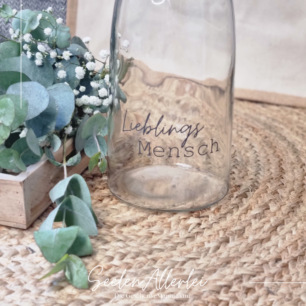 Detailaufnahme großes Kerzenglas mit der Aufschrift "Lieblingsmensch"
