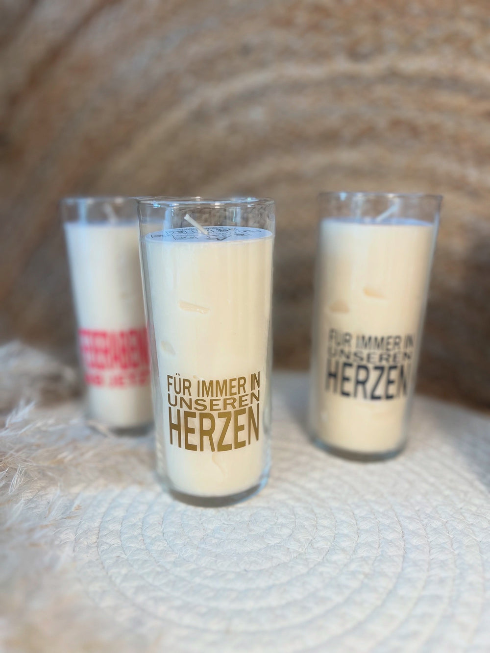 "Für immer in unseren Herzen" steht in verschiedenen Farben auf den nachhaltigen Cera lights mit Nachfüll Rohling aus Rapswachs.