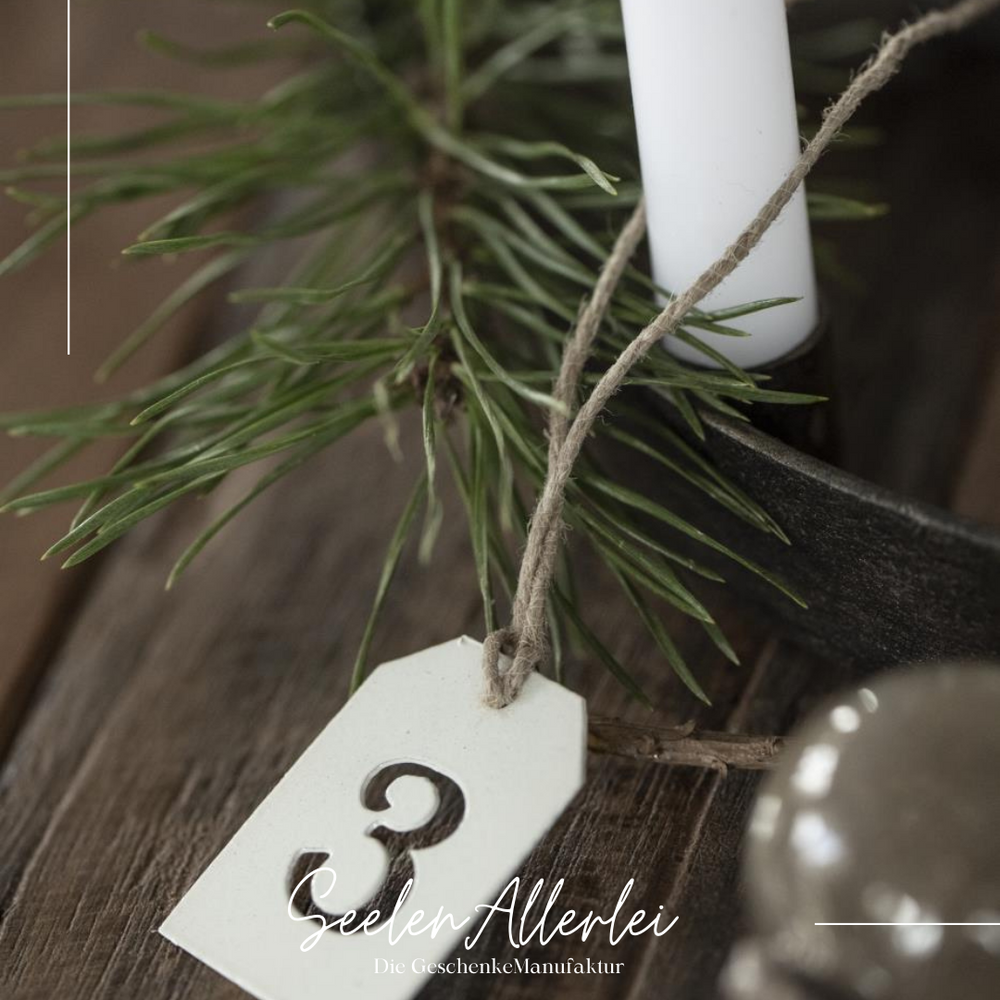 Adventsteller mit Kerze und Metallanhänger mit der Zahl 3