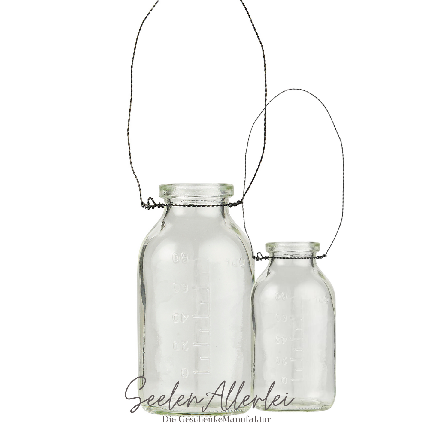 Mini glasflasche mit draht zum Aufhängen vor weißem Hintergrund
