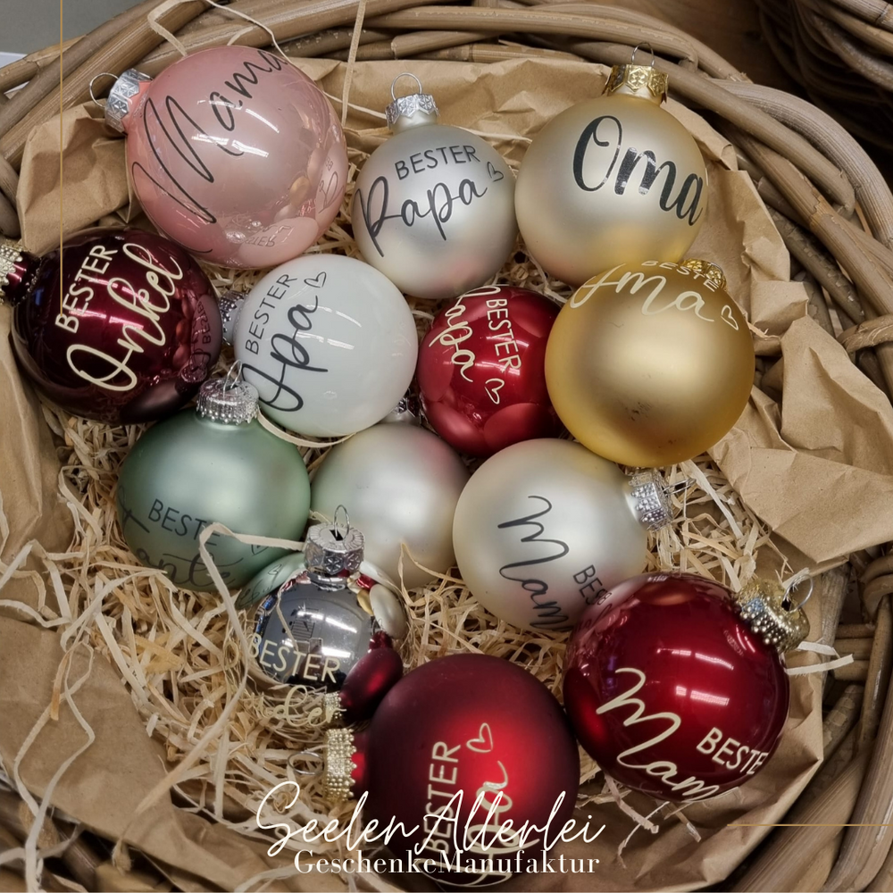 viele bunte Beispiele für personalisierte weihnachtsbaumkugeln