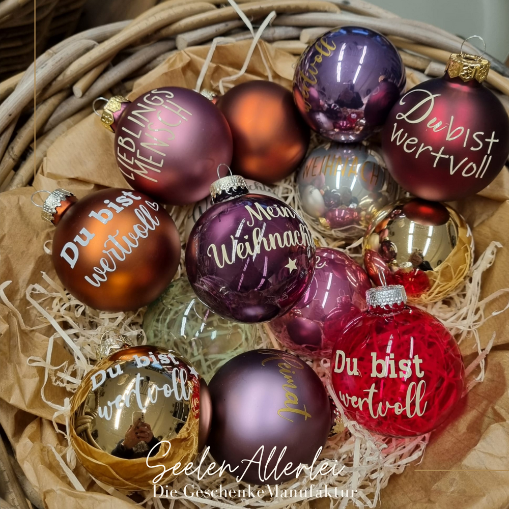 Baumkugeln aus glas mit Sprüchen drauf