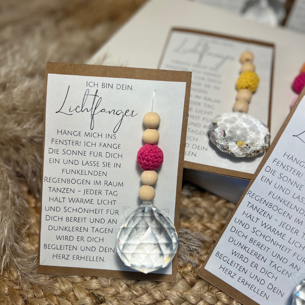 Suncatcher Lichtfänger in Geschenkverpackung. Eine Karte mit wundervollem Text und dem Anhänger mit Kristallkugel, pinker Häkelperle und Holzperlen.
