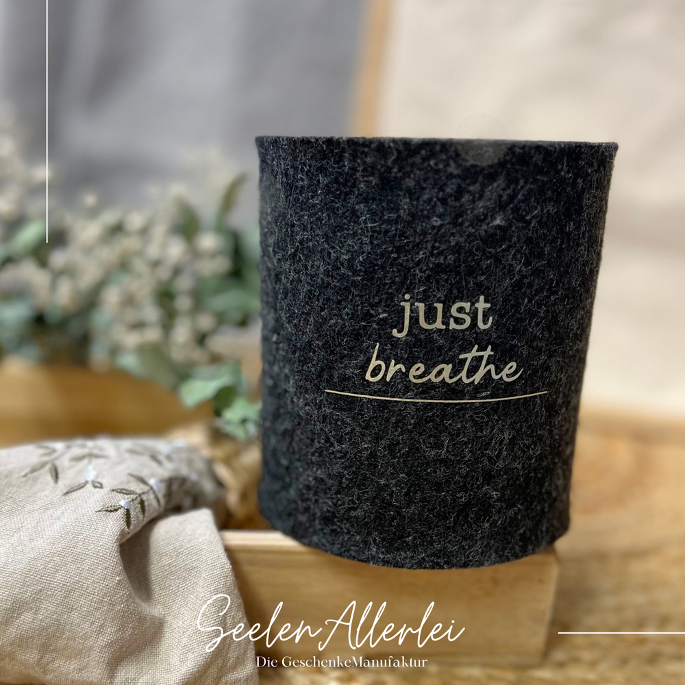 just breathe Aufdruck auf einer Aufbewahrungsdose, die auf einem Holztablett steht