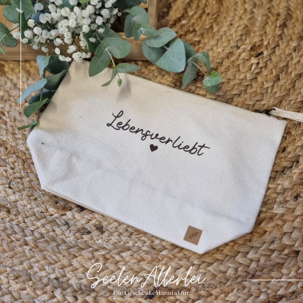 Canvas Kulturtasche mit der Aufschrift Lebensverliebt 