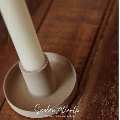 Detailaufnahme des Kerzenhalter in ash grey, der auf einem Holztisch steht.