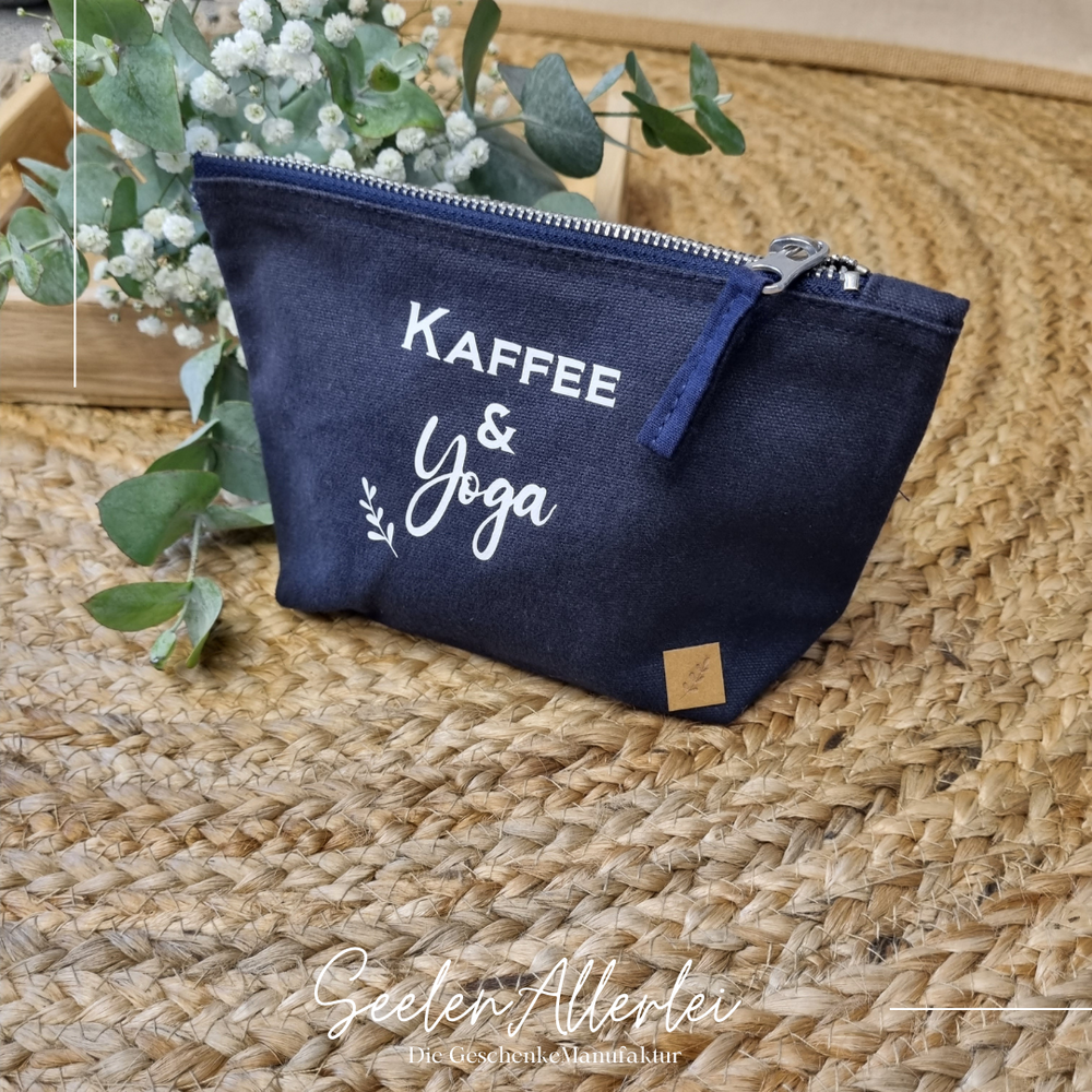 Tasche mit weißem Aufdruck Kaffee und Yoga