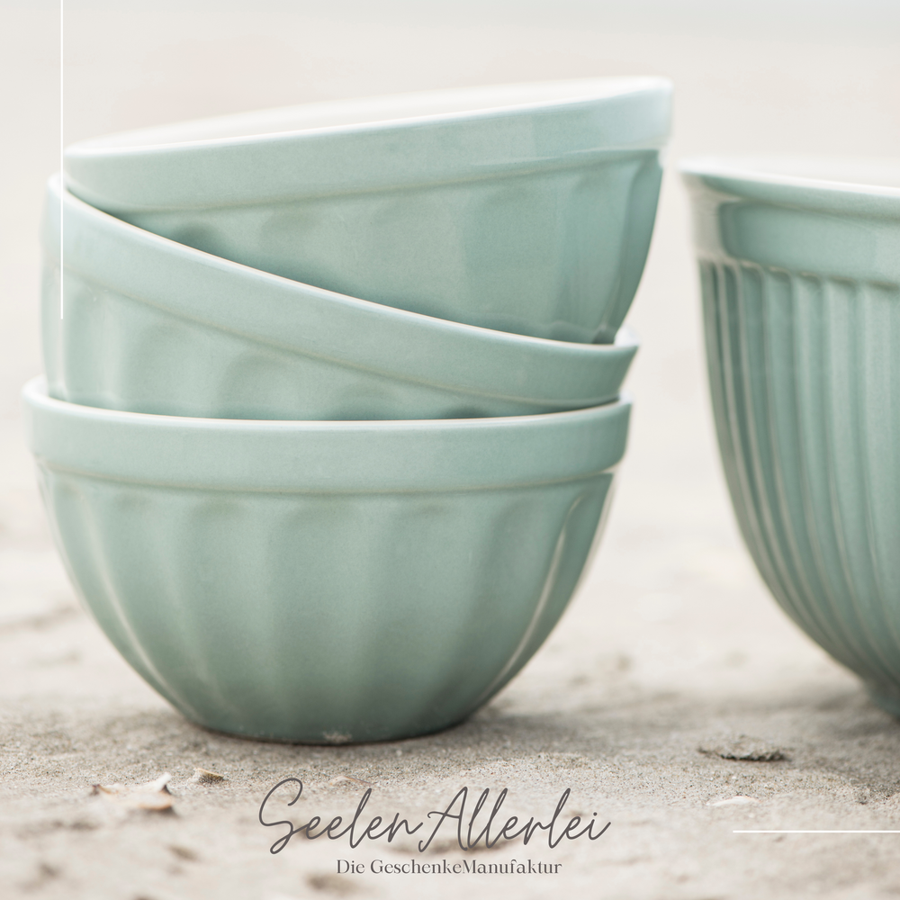 Schalen aus Keramik gestapelt mit Rillendsing auf einem Tisch