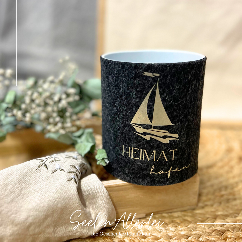 Heimathafen und Segelschiff als Aufdruck auf einer Dose mit Filz