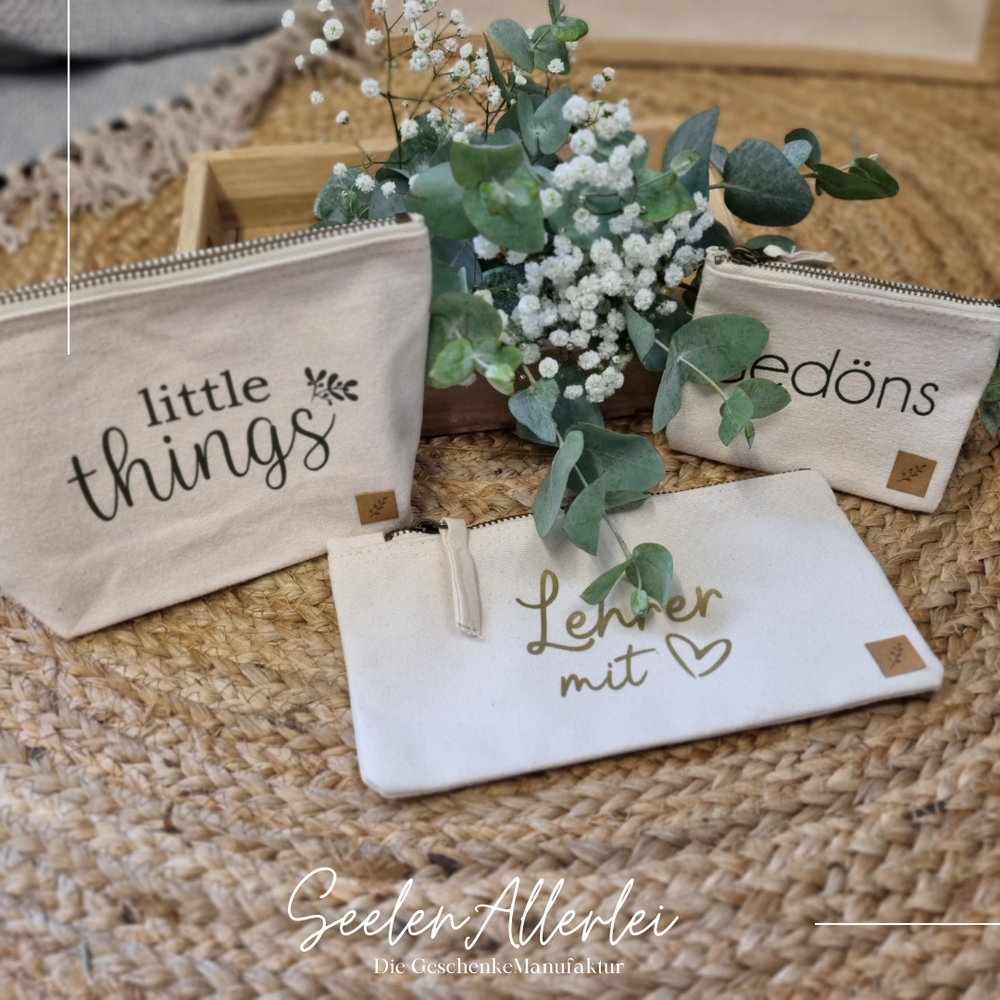 3 kleine naturfarbene Taschen mit verschiedenen Aufdrucken