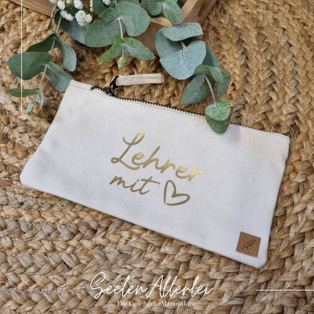 Stiftemappe als Geschenk mit einem Aufdruck Lehrer mit Herz