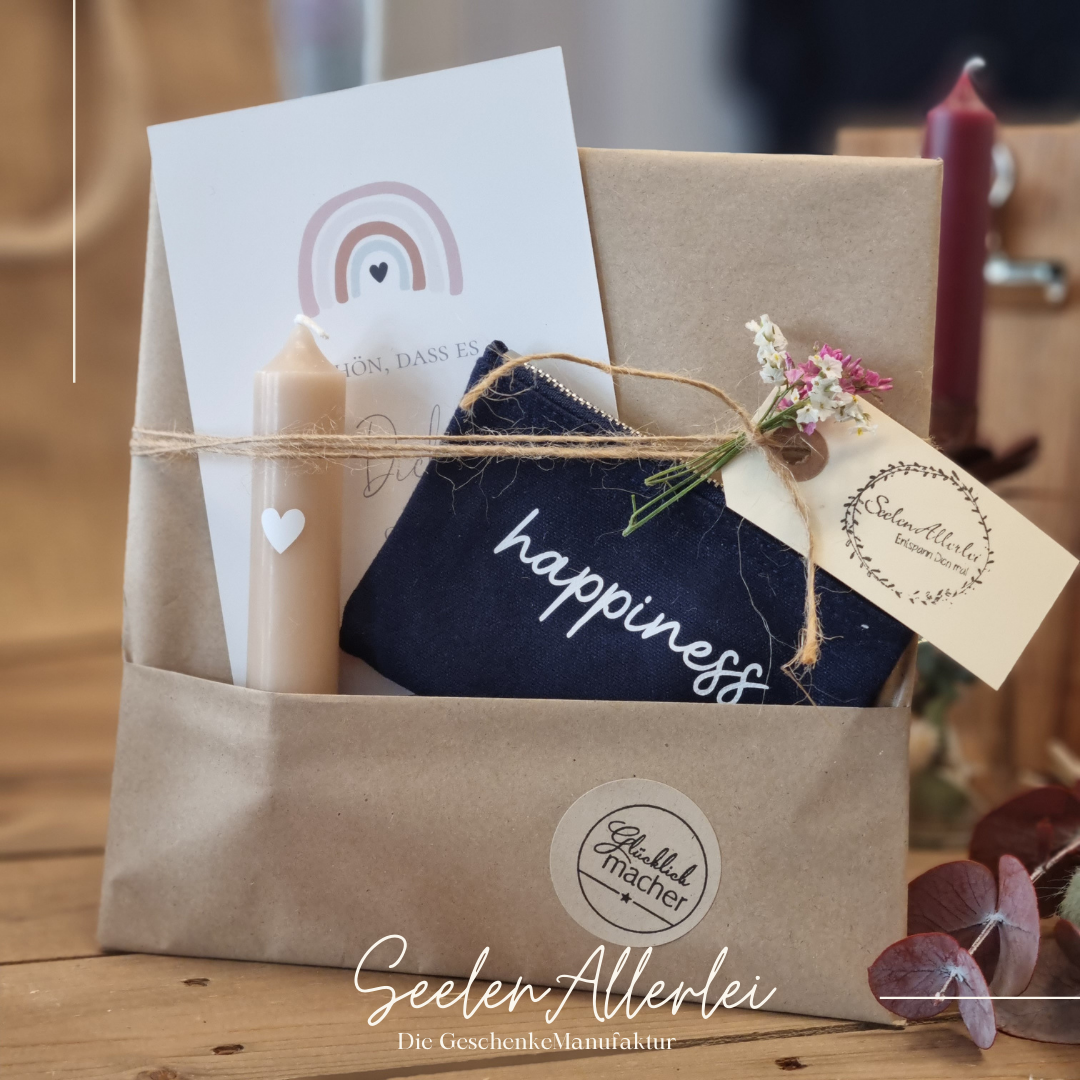 Geschenkset bestehend aus Karte, kleiner Tasche und Kerze in einer Geschenkverpackung