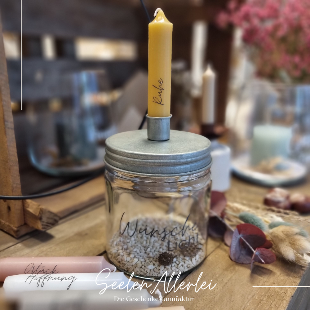 Wünschelicht mit Kerzenglas und 6 verschiedenen Kerzen mit unterschiedlichen Aufschriften wie "Ruhe, Hoffnung, Glück, Vertrauen, Liebe, Kraft"